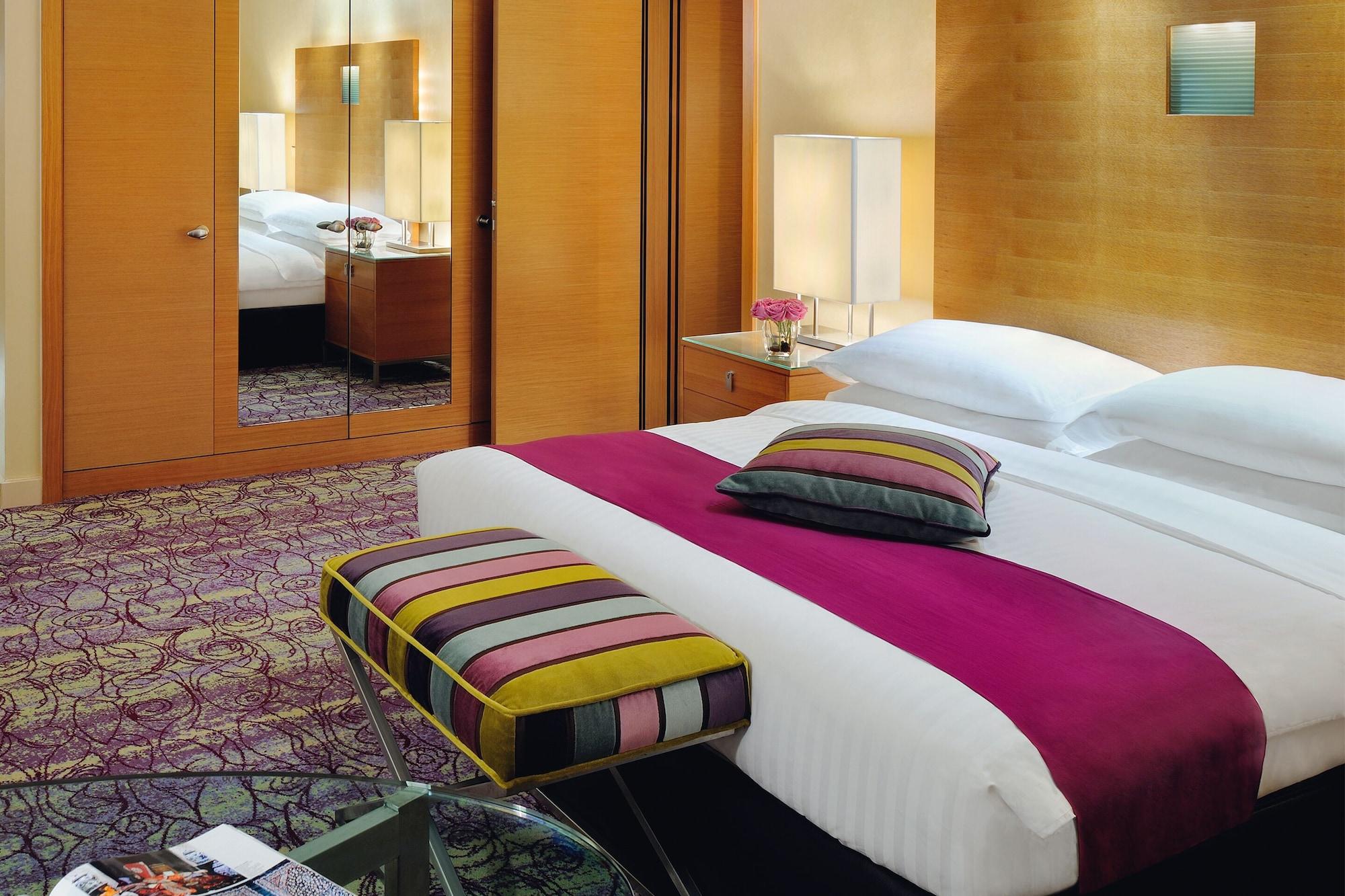 Qabila Westbay Hotel By Marriott Доха Екстер'єр фото A room at the Mandarin Oriental, Munich