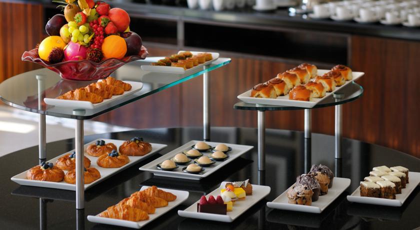 Qabila Westbay Hotel By Marriott Доха Екстер'єр фото A selection of pastries
