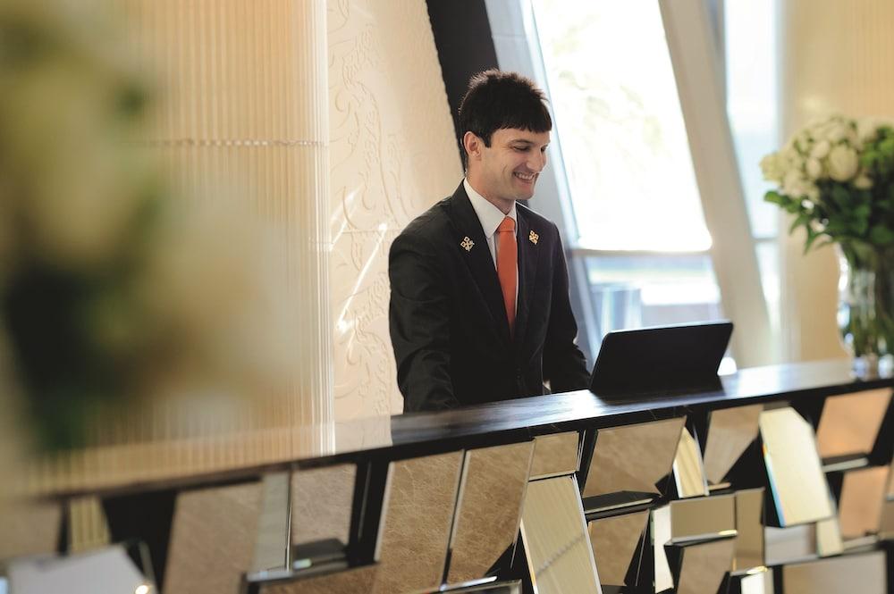 Qabila Westbay Hotel By Marriott Доха Екстер'єр фото A student at the University of Westminster